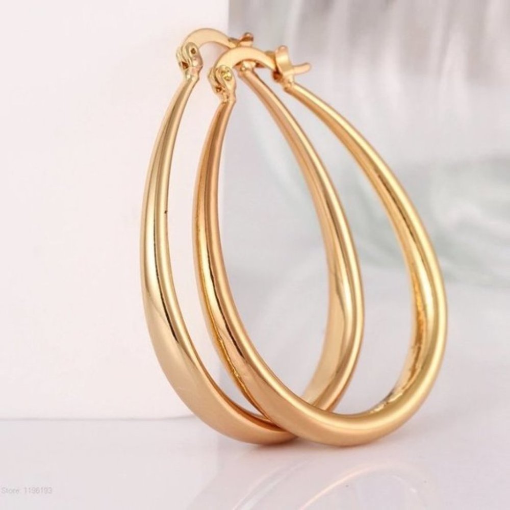 **18K Yellow Gold 1.5'' Oval Hoop Earrings - Picture 6 of 11